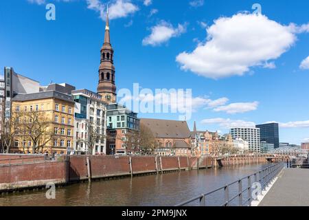 Zollkanal mostra Hauptkirche St. Katharinen (Chiesa di Santa Caterina), HalfenCity Quarter, Amburgo, Repubblica federale di Germania Foto Stock