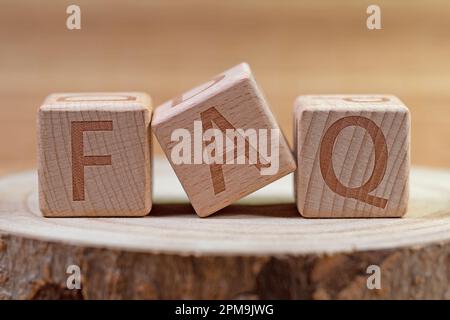 Tre cubetti di legno con le lettere F A Q. Foto Stock