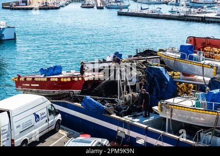 L Ametlla de Mar, Spagna - 11 maggio 2022: Nave tonniera a circuizione con lavoratori ormeggiata nel porto di Ametlla de Mar, Tarragona, Catalogna, Spagna Foto Stock