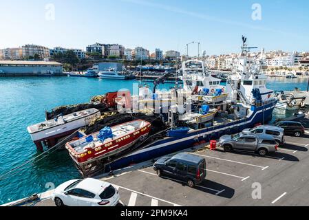 L Ametlla de Mar, Spagna - 11 maggio 2022: Nave tonniera con reti a circuizione ormeggiata nel porto di Ametlla de Mar, Tarragona, Catalogna, Spagna Foto Stock