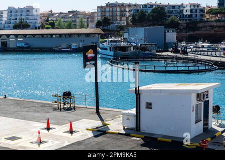 L Ametlla de Mar, Spagna - 11 maggio 2022: Distributore di benzina Repsol nel porto di Ametlla de Mar, Tarragona, Catalogna, Spagna Foto Stock