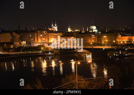 Praga/repubblica Ceca /25 Aprile 2022/Notte lyPrague City view over Vitava River Prgue turisti hidtorical edificio della città di Praga Repubblica Ceca . .(Foto di Francis Dean/Dean Pictures) Foto Stock