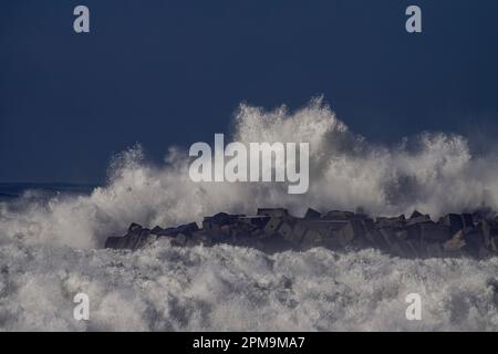 Entrata del porto di Povoa de Varzim durante la tempesta, a nord del Portogallo. Foto Stock