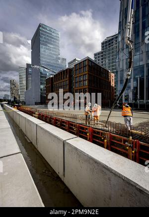 AMSTERDAM - il calcestruzzo viene versato nel cantiere di Zuidasdok. Il calcestruzzo sarà versato tutto il giorno per il futuro Brittenpassage alla stazione Zuid di Amsterdam. Il Brittenpassage è stato costruito per gestire il crescente flusso di passeggeri di fronte alla stazione. ANP KOEN VAN WEEL netherlands out - belgium out Foto Stock