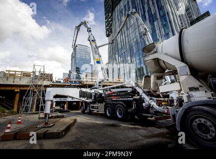 AMSTERDAM - il calcestruzzo viene versato nel cantiere di Zuidasdok. Il calcestruzzo sarà versato tutto il giorno per il futuro Brittenpassage alla stazione Zuid di Amsterdam. Il Brittenpassage è stato costruito per gestire il crescente flusso di passeggeri di fronte alla stazione. ANP KOEN VAN WEEL netherlands out - belgium out Foto Stock