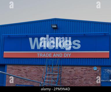 Mansfield, Nottingham, Regno Unito: Foto del cartello del Wickes Trade e del negozio fai da te su uno degli edifici. Foto Stock