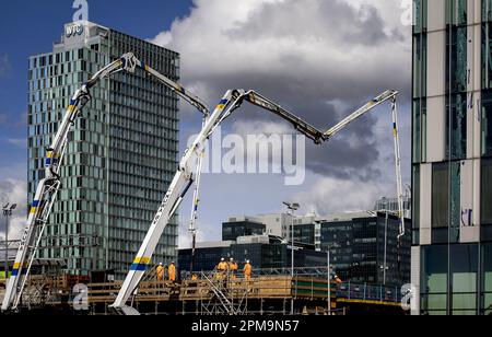 AMSTERDAM - il calcestruzzo viene versato nel cantiere di Zuidasdok. Il calcestruzzo sarà versato tutto il giorno per il futuro Brittenpassage alla stazione Zuid di Amsterdam. Il Brittenpassage è stato costruito per gestire il crescente flusso di passeggeri di fronte alla stazione. ANP KOEN VAN WEEL netherlands out - belgium out Foto Stock