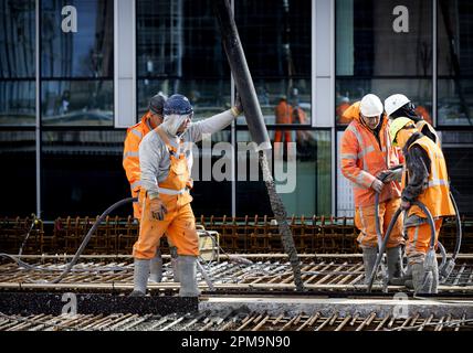 AMSTERDAM - il calcestruzzo viene versato nel cantiere di Zuidasdok. Il calcestruzzo sarà versato tutto il giorno per il futuro Brittenpassage alla stazione Zuid di Amsterdam. Il Brittenpassage è stato costruito per gestire il crescente flusso di passeggeri di fronte alla stazione. ANP KOEN VAN WEEL netherlands out - belgium out Foto Stock