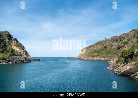 Pasaia, Spagna - 10 aprile 2022: Vista dal paese basco Pasaia alla baia e l'oceano atlantico. Foto Stock