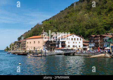 Pasaia, Spagna - 10 aprile 2022: Piccolo villaggio Pasaia sulla costa Pasaia Donibane, Gipuzkoa, in Paesi Baschi, Spagna Foto Stock