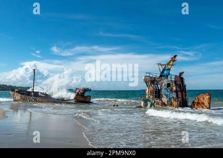 Manzanillo, Costa Rica - 26 novembre 2022: Manzanillo, passeggia lungo la spiaggia senza fine, Playa Grande, con il suo famoso naufragio. Foto Stock