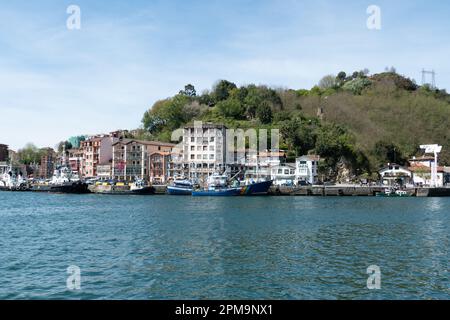 Pasaia, Spagna - 10 aprile 2022: Piccolo villaggio sulla costa Pasaia Donibane, Gipuzkoa, in Paesi Baschi, Spagna Foto Stock