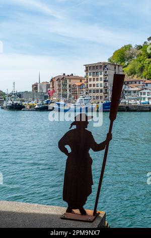 Pasaia, Spagna - 10 aprile 2022: Statua di barcaioli femminili a Pasaia per onorare le donne che fanno questo lavoro dal 17th centuty, Paesi Baschi, Spagna. Foto Stock