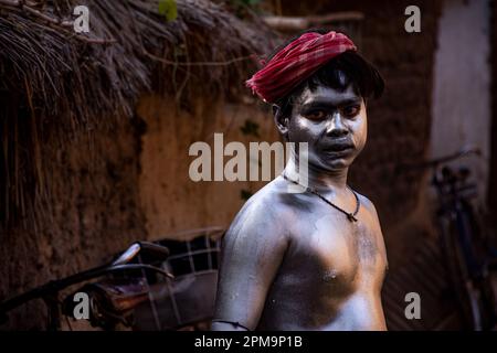 Burdwan, India. 11th Apr, 2023. La celebrazione del festival Gajon inizia a Burdwan, India, il 11 aprile 2023. Durante l'ultima settimana del mese scorso del calendario Bengalese il Gajon Festival è celebrato da diverse zone rurali del Bengala Occidentale in diversi modi. In alcuni luoghi la pittura facciale è una delle più significative. Prima di 'Nil Puaa' (Lord Shiva puja) diverse sanyasis pratiche culture come digiuno, danza con cranio umano accadere.(Photo by Swattik Jana/Pacific Press/Sipa USA) Credit: Sipa USA/Alamy Live News Foto Stock