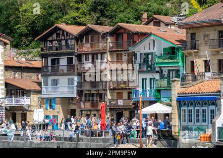 Pasaia, Spagna - 10 aprile 2022: Piccolo villaggio Pasaia sulla costa Pasaia Donibane, Gipuzkoa, in Paesi Baschi, Spagna Foto Stock