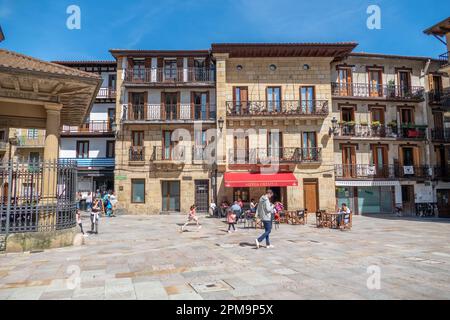 Pasaia, Spagna - 10 aprile 2022: Piccolo villaggio sulla costa Pasaia Donibane, Gipuzkoa, in Paesi Baschi, Spagna Foto Stock