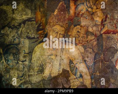 Il dipinto di Bodhisattva Padmapani del 5th° secolo raffigurante il Buddha con un fiore di loto alle grotte di Ajanta, Maharashtra, India. Foto Stock