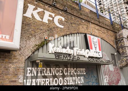 Un ristorante fast-food Colonel Saunders Kentucky Friend Chicken in uno degli archi fuori Waterloo Station a Waterloo, Londra, SE1, Inghilterra, Regno Unito Foto Stock