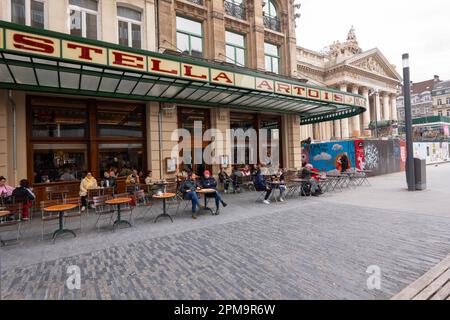 Bar vicino alla Borsa di Bruxelles, situato su Boulevard Anspach, nel cuore della città e a pochi passi dalla Grand-Place, è uno dei seguenti Foto Stock