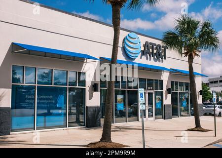 HARAHAN, LA, USA - 23 MARZO 2023: Davanti al negozio AT&T nel centro commerciale Elmwood Foto Stock