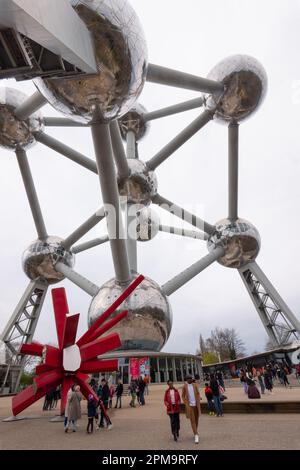 L'Atomium è un edificio modernista di riferimento a Bruxelles, Belgio, originariamente costruito come il fulcro della fiera mondiale di Bruxelles del 1958 (Expo '58 Foto Stock