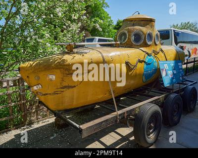 Drumnadrochit, Scozia - 05 23 2018: Sottomarino giallo presso il centro visitatori di Loch Ness in Scozia. Foto Stock