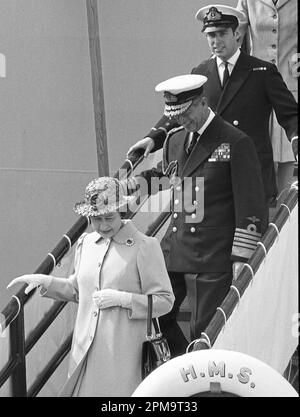 Regina Elisabetta II e Principe Filippo, il Duca di Edimburgo camminano lungo la passerella di HMS Invincible a Portsmouth dopo aver accolto il loro figlio Principe Andrea, il Duca di York dalla guerra delle Falklands, dove ha servito come pilota di elicottero il 17 settembre 1982. Credito: Rob Taggart/Alamy Foto Stock