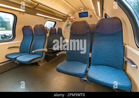 Interno del moderno treno elettrico in Slovenia con comodi sedili blu puliti Foto Stock