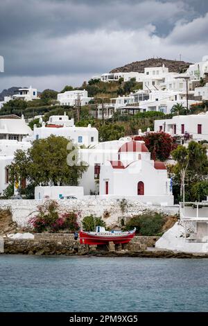 Barca da pesca e piccola chiesa greca ortodossa bianca con tetto rosso, Santa Chiesa di Rodon e Amaranto, Vecchio Porto di Mykonos, Chora, Mykonos Town Foto Stock