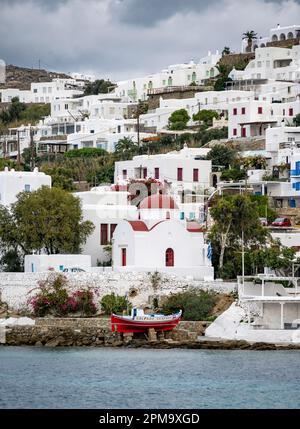 Barca da pesca e piccola chiesa greca ortodossa bianca con tetto rosso, Santa Chiesa di Rodon e Amaranto, Vecchio Porto di Mykonos, Chora, Mykonos Town Foto Stock