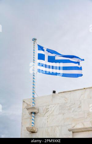 Bandiera greca, bandiera che sventola nel vento, Monastero di Panagia Tourliani, Ano Mera, Mykonos, Cicladi, Grecia Foto Stock
