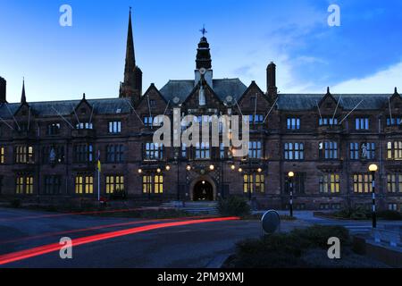 Vista notturna dell'edificio del comune di Coventry, Earl Street, Coventry, West Midlands, Inghilterra, REGNO UNITO Foto Stock