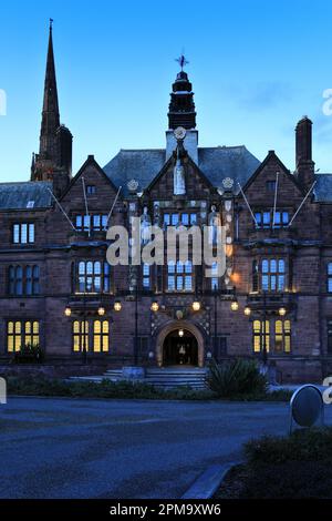 Vista notturna dell'edificio del comune di Coventry, Earl Street, Coventry, West Midlands, Inghilterra, REGNO UNITO Foto Stock