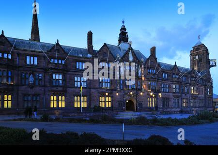 Vista notturna dell'edificio del comune di Coventry, Earl Street, Coventry, West Midlands, Inghilterra, REGNO UNITO Foto Stock