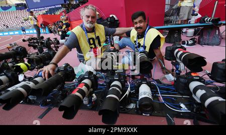 Fotografi sportivi che organizzano la fotocamera per scattare Doha Qatar 2019 Foto Stock