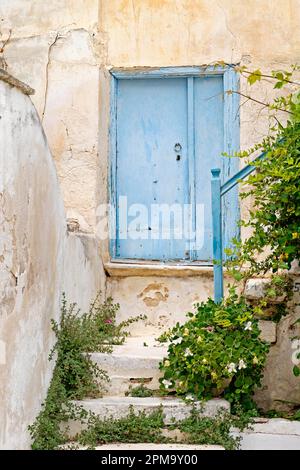 Vicolo con bougainvillea (bougainvillea) o triplo fiore, Parikia, Paros, Clyclades, Grecia Foto Stock