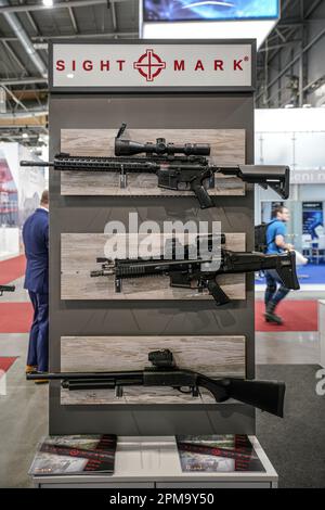 Brno, Czechia - 08 ottobre 2021: Fucili moderni con ottica montata prodotta da Sightmark in cima alla fiera delle armi e della difesa Foto Stock