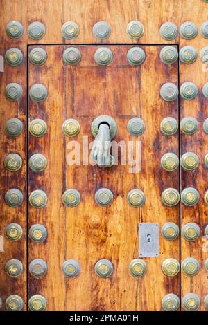 Porta in legno pesante rinforzata con perni in ottone e mano di Fatima. La chiesa di Nuestra Senora del Carmen e Santa Teresa. Temp. Cattolica Foto Stock