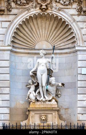 Statua sulla facciata del Palazzo del Lloyd Triestino, Trieste Foto Stock