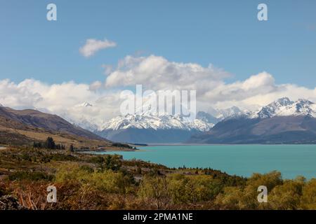 Il magnifico Aoroki o Monte Cook, la montagna più alta della Nuova Zelanda, coperto di neve, è visto da un lago azzurro Pukaki Foto Stock