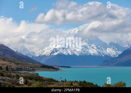 Il magnifico Aoroki o Monte Cook, la montagna più alta della Nuova Zelanda, coperto di neve, è visto da un lago azzurro Pukaki Foto Stock