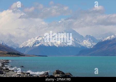 Il magnifico Aoroki o Monte Cook, la montagna più alta della Nuova Zelanda, coperto di neve, è visto da un lago azzurro Pukaki Foto Stock