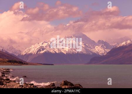 Il magnifico Aoroki o Monte Cook, la montagna più alta della Nuova Zelanda, coperto di neve, è visto da un lago azzurro Pukaki Foto Stock