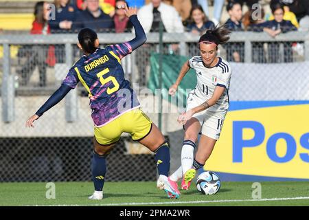 Roma, Lazio. 11th Apr, 2023. Lorena Bedoya di Colombia, Barbara Bonansea d'Italia durante la partita di calcio femminile amichevole Italia contro Colombia, Roma, Italia, 11st aprile 2023 AllShotLive/Sipa USA Credit: Sipa USA/Alamy Live News Foto Stock