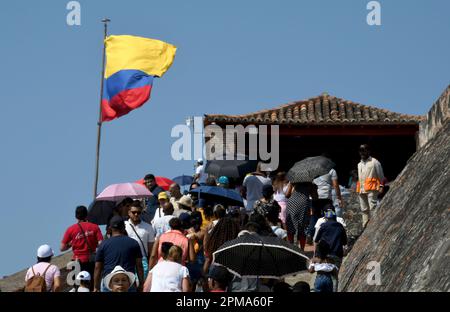 Cartagena, Stati Uniti. 26th Feb, 2023. La bandiera colombiana vola a Castillo San Felipe nella storica città di Cartagena, Colombia. La costruzione iniziò nel 1536. (Credit Image: © Mark Hertzberg/ZUMA Press Wire) SOLO PER USO EDITORIALE! Non per USO commerciale! Foto Stock