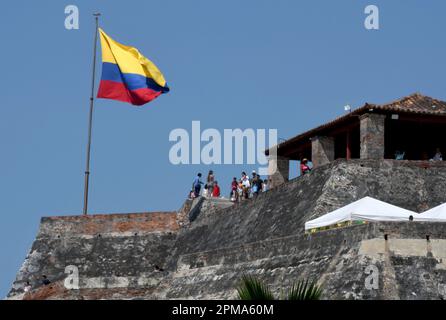 Cartagena, Stati Uniti. 26th Feb, 2023. La bandiera colombiana vola a Castillo San Felipe nella storica città di Cartagena, Colombia. La costruzione iniziò nel 1536. (Credit Image: © Mark Hertzberg/ZUMA Press Wire) SOLO PER USO EDITORIALE! Non per USO commerciale! Foto Stock