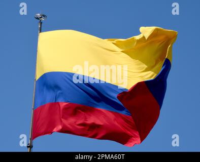 Cartagena, Stati Uniti. 26th Feb, 2023. La bandiera colombiana vola a Castillo San Felipe nella storica città di Cartagena, Colombia. La costruzione iniziò nel 1536. (Credit Image: © Mark Hertzberg/ZUMA Press Wire) SOLO PER USO EDITORIALE! Non per USO commerciale! Foto Stock