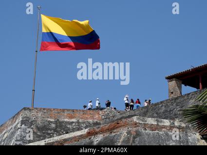Cartagena, Stati Uniti. 26th Feb, 2023. La bandiera colombiana vola a Castillo San Felipe nella storica città di Cartagena, Colombia. La costruzione iniziò nel 1536. (Credit Image: © Mark Hertzberg/ZUMA Press Wire) SOLO PER USO EDITORIALE! Non per USO commerciale! Foto Stock