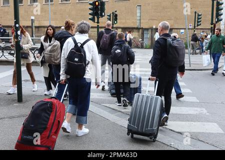 Firenze, Italia. 12th Apr, 2023. Turisti visti fuori dalla stazione ferroviaria di Santa Maria Novella a Firenze, Italia, il 12 2023 aprile. Come durante le vacanze pasquali l'Italia ha registrato un numero eccezionale di turisti provenienti da tutto il mondo, le autorità italiane hanno parlato di 'overtourism' come di un fenomeno che potrebbe compromettere le città d'arte e i luoghi naturalistici del Paese. (Foto di Elisa Gestri/Sipa USA) Credit: Sipa USA/Alamy Live News Foto Stock