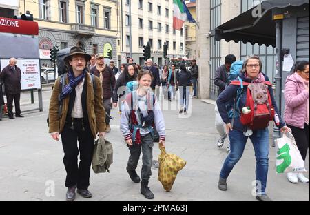 Firenze, Italia. 12th Apr, 2023. Turisti visti fuori dalla stazione ferroviaria di Santa Maria Novella a Firenze, Italia, il 12 2023 aprile. Come durante le vacanze pasquali l'Italia ha registrato un numero eccezionale di turisti provenienti da tutto il mondo, le autorità italiane hanno parlato di 'overtourism' come di un fenomeno che potrebbe compromettere le città d'arte e i luoghi naturalistici del Paese. (Foto di Elisa Gestri/Sipa USA) Credit: Sipa USA/Alamy Live News Foto Stock